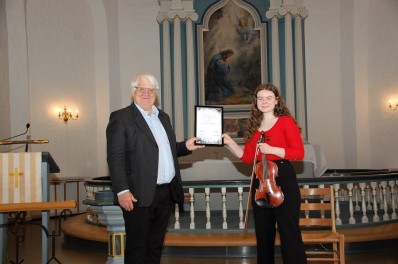 Ove Skjoldal delte ut prisen til Hannah Moira Midtbø – Bruner